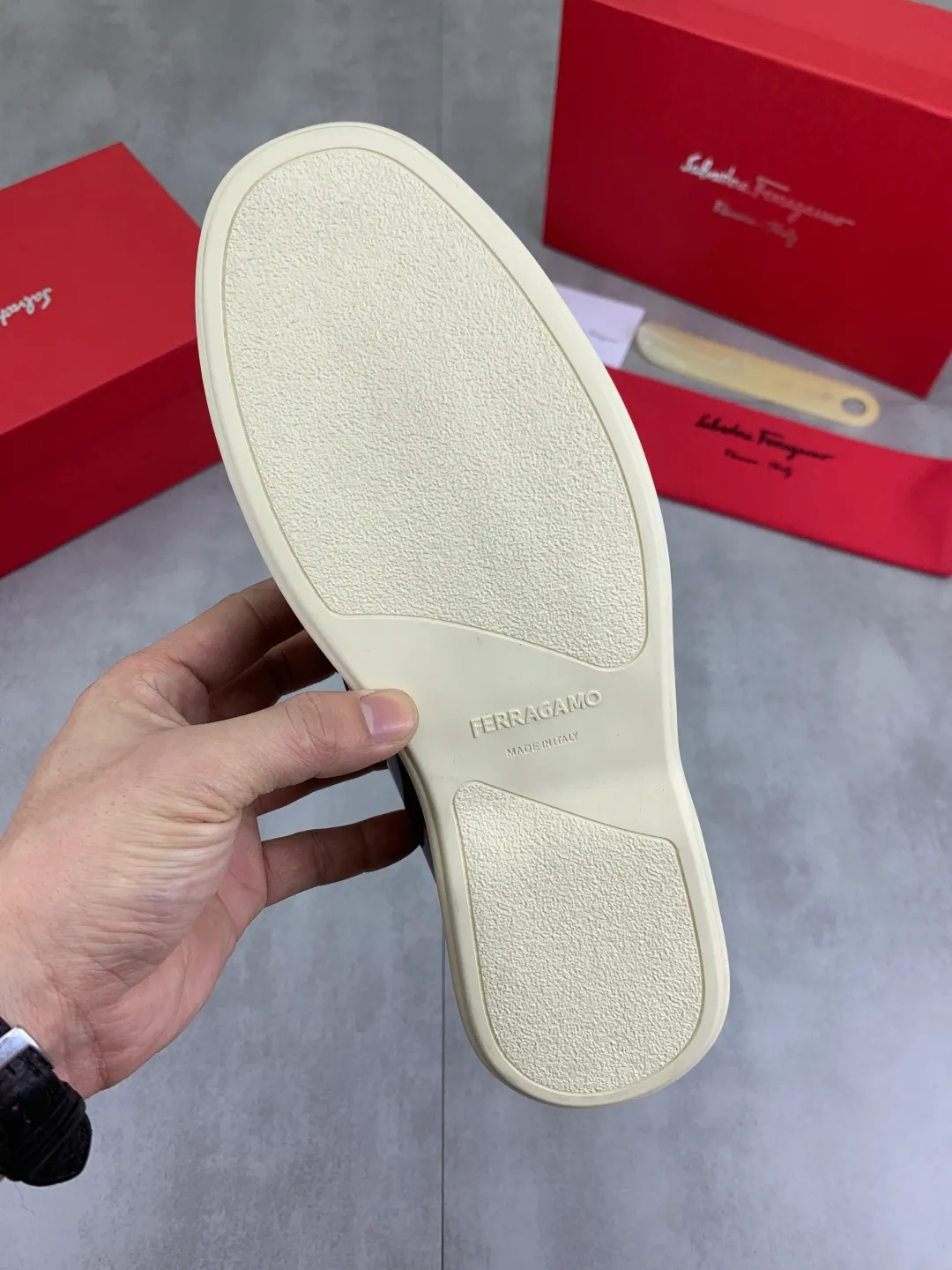 Men's Men's Shoes 💰P580💰[New Style] Water-dyed Niuli 🆘[Salvatore Ferragamo] Ferragamo's latest casual business leather shoes for men! Listed simultaneously! The fabric is made of specially imported original open-edge beaded calfskin, and the interior is made of imported water-dyed cowhide. It is absolutely luxurious and leads the fashion trend. Matching code: 38-44 (45 and 46 can be customized) Black, brown and burgundy colors available
